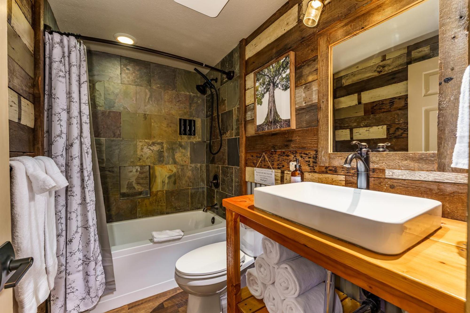 Log W/ Pool, Spa, Game Room, Sleeps 20 Holiday home Coarsegold