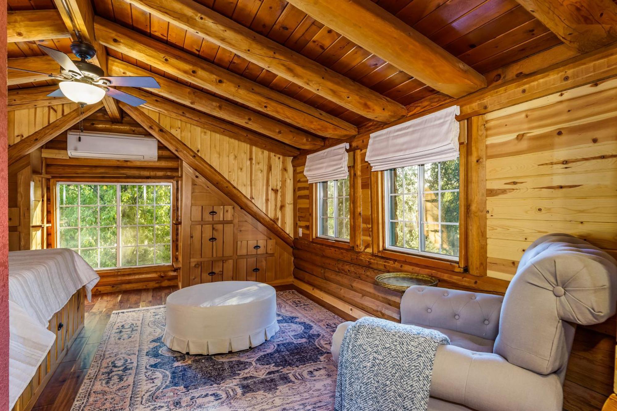 Holiday home Log W/ Pool, Spa, Game Room, Sleeps 20 *