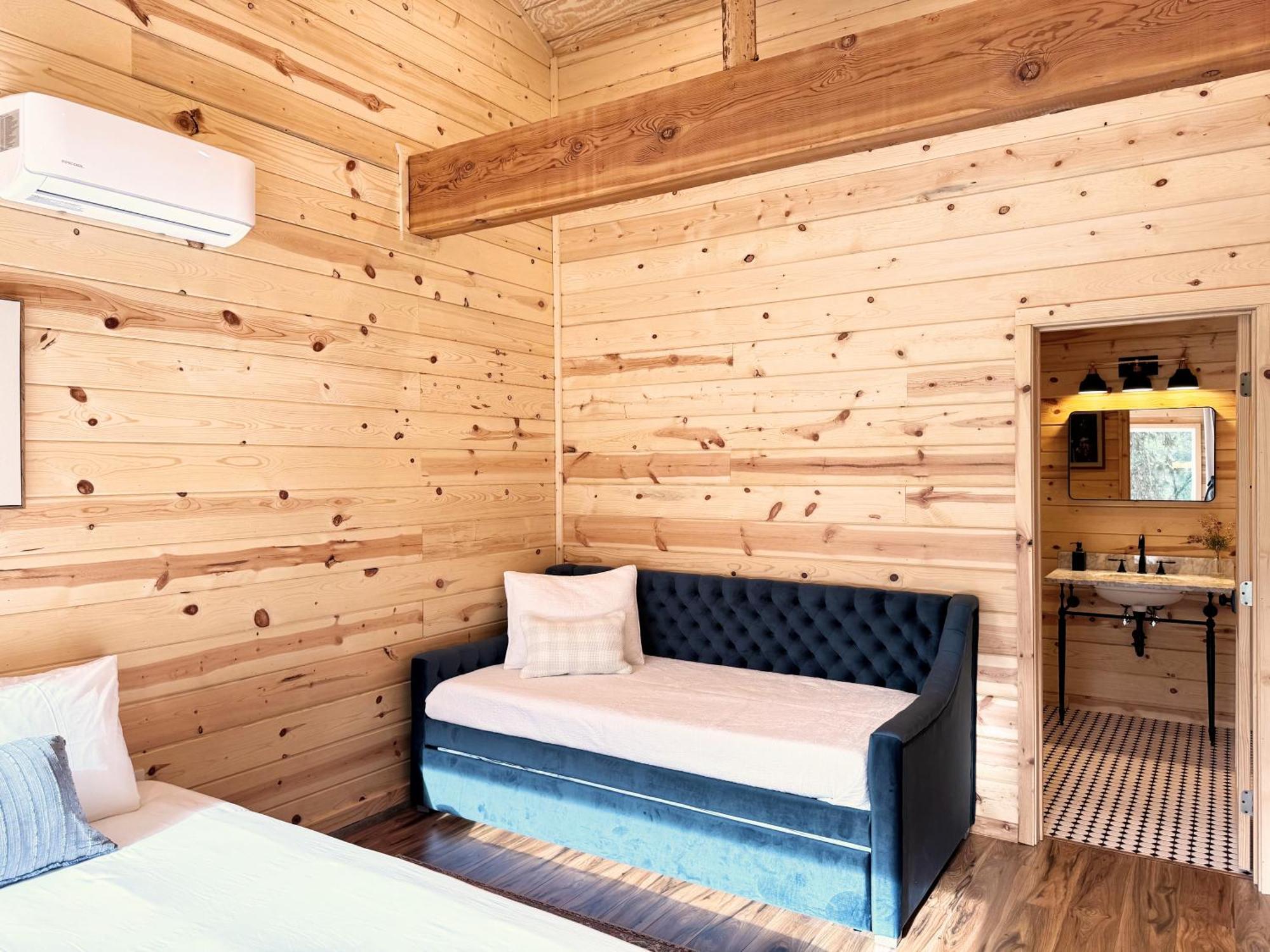 Log W/ Pool, Spa, Game Room, Sleeps 20