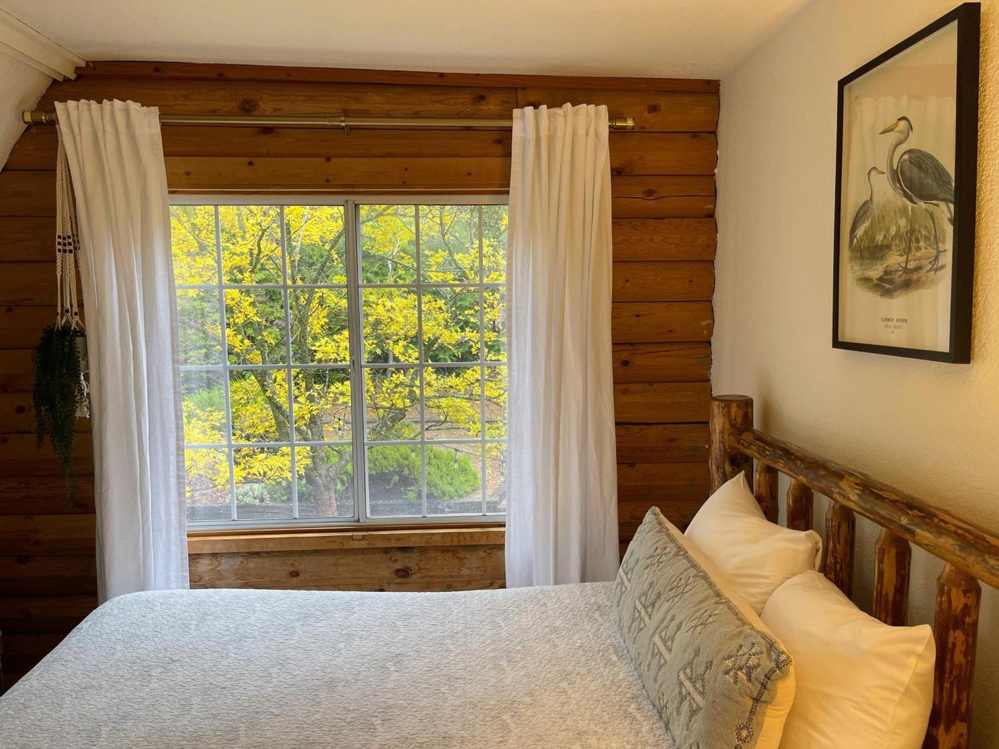 Holiday home Log W/ Pool, Spa, Game Room, Sleeps 20 *