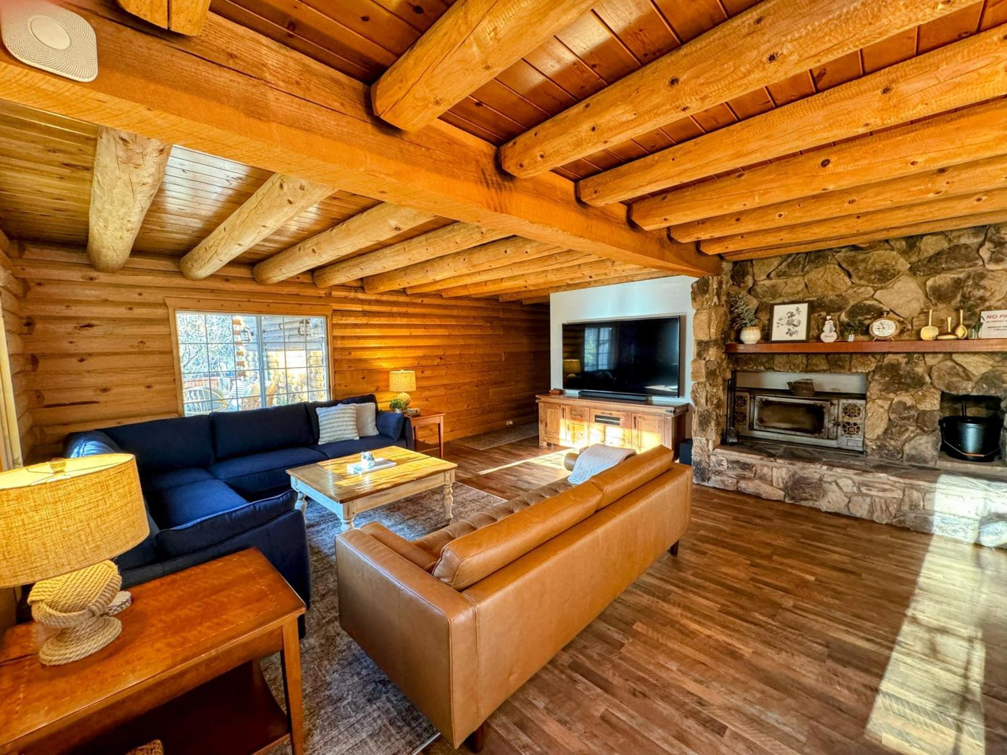 Log W/ Pool, Spa, Game Room, Sleeps 20 Holiday home *