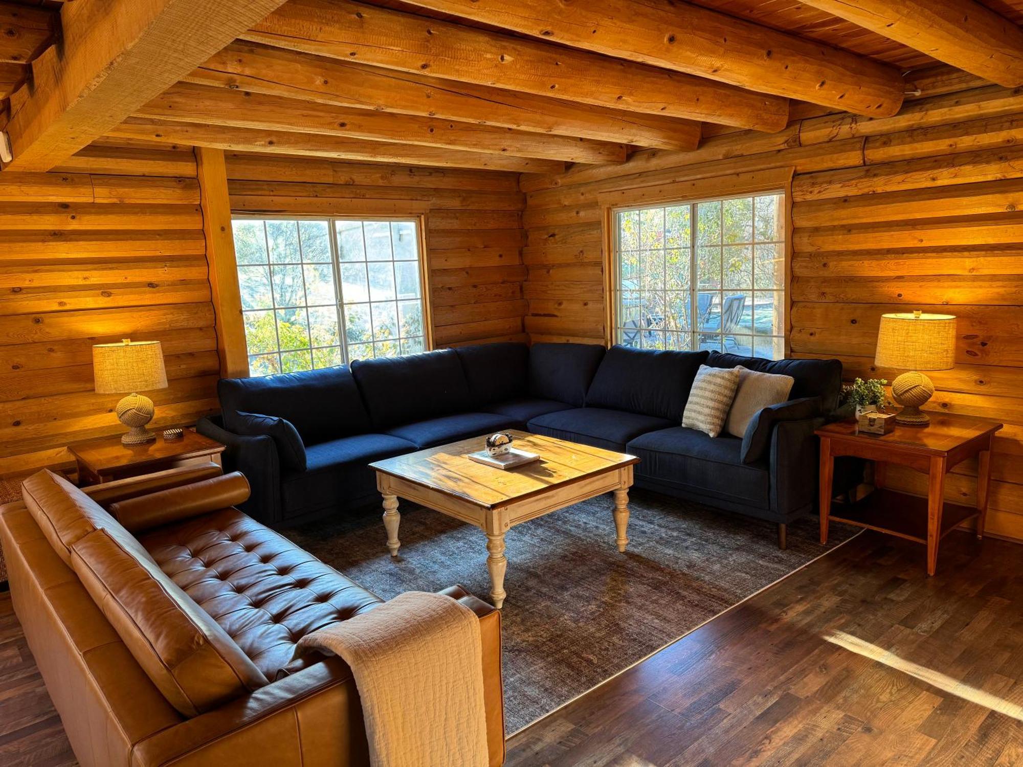 Holiday home Log W/ Pool, Spa, Game Room, Sleeps 20 *
