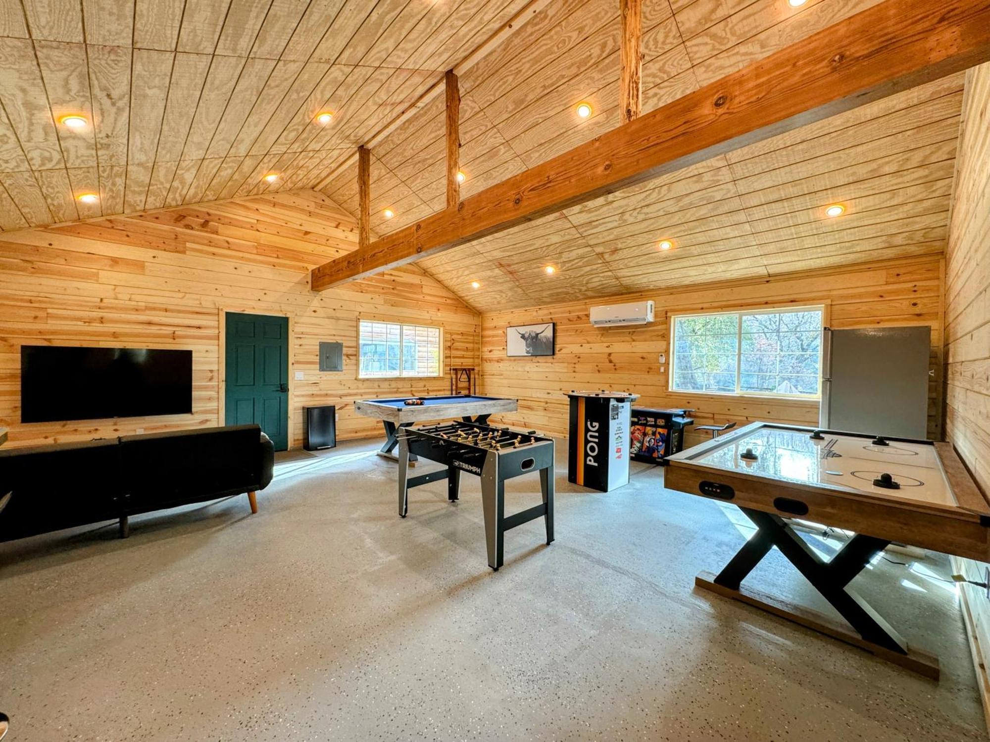 Log W/ Pool, Spa, Game Room, Sleeps 20 Coarsegold